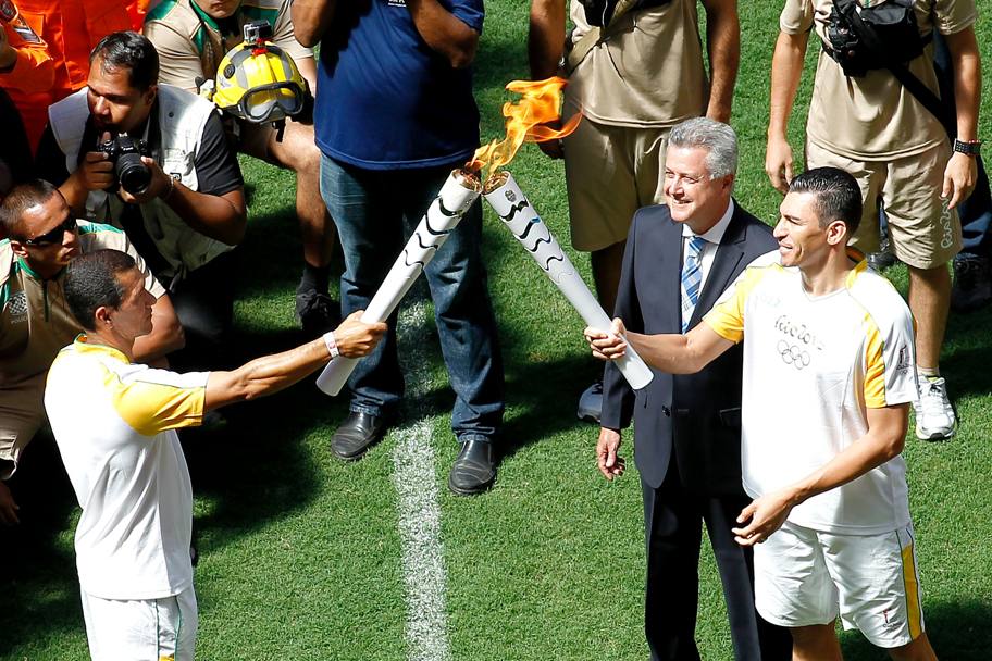 L&#39;ex calciatore Lucio e Rodrigo Rollemberg, governatore del distretto federale, allo stadio di Brasilia durante la cerimonia per l&#39;arrivo della torcia olimpica (Afp)